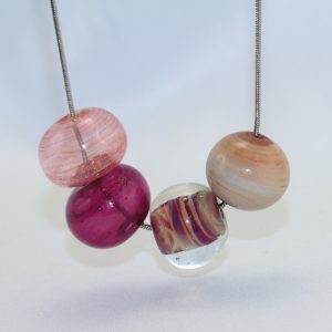 Pink-rózsaszín fújt üveggömbök nemesacél láncon